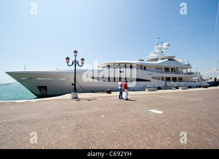 Großen Yacht angedockt in Venedig Italien Stockfoto