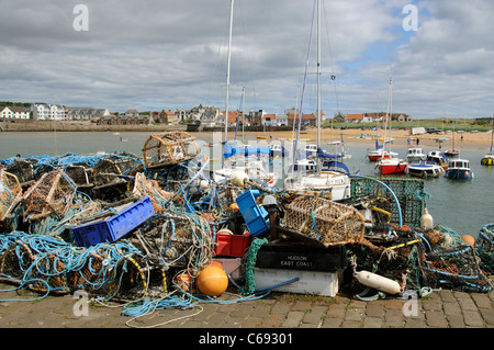 Fischers Netzen & Töpfe am Kai bei Elie in Fife Schottland, Vereinigtes Königreich Stockfoto