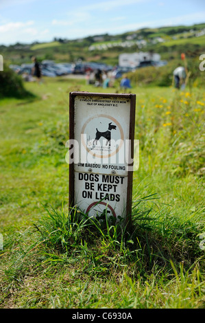 Hunde an der Leine zu unterzeichnen, Moelfre Küstenweg, Nordwales. Stockfoto