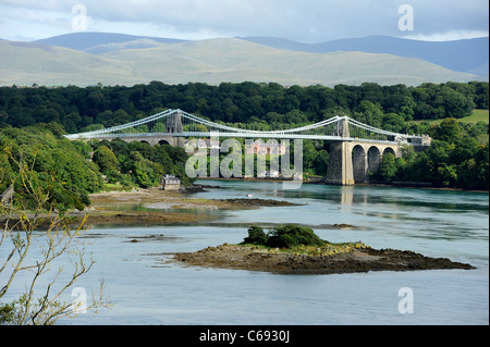 Thomas Telford Hängebrücke zwischen der Isle of Anglesey und über die Menai Straße mit dem Festland von Wales. Stockfoto