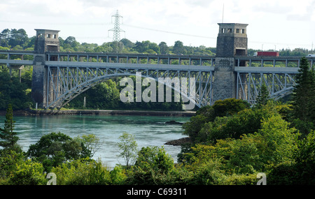 Britannia Bridge über die Menaistraße zwischen der Insel Anglesey und dem Festland Wales. Stockfoto