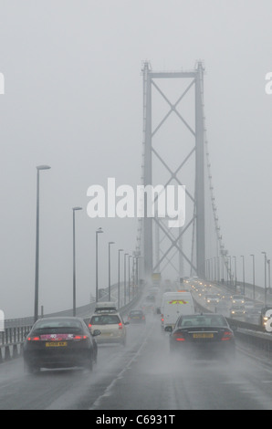 Verkehr, überqueren die Forth Road Bridge während einem Regenguss Scotland UK Stockfoto