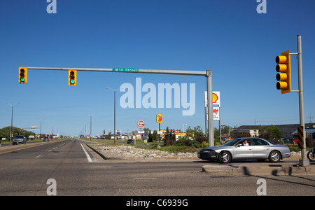 grünes Licht an Licht Kreuzung auf zweispurigen Trans-Canada-Highway Brandon Manitoba Kanada Stockfoto