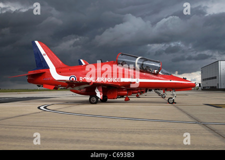 Eine Bae Systeme Hawk T1 Trainingsflugzeug der RAF Red Arrows Kunstflugstaffel Red One Team-Führer-Flugzeuge Stockfoto