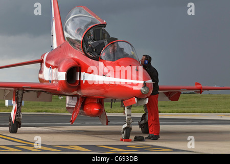 Eine Bae Systems Hawk T1 von der RAF Red Arrows Kunstflugstaffel - Red One die Teamleiter im Gespräch mit dem Team-Ingenieur Stockfoto