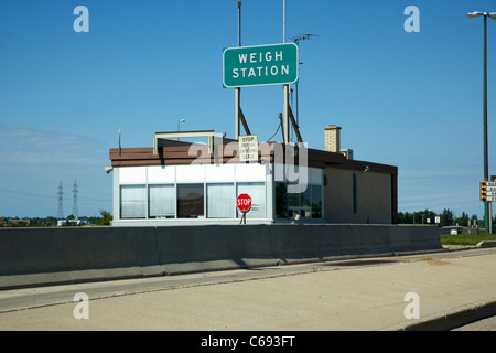 Fahrzeug-LKW Wiegestation am Trans Canada Highway 1 Headingley Manitoba Kanada Stockfoto