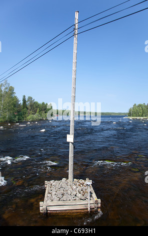 Versorgungsmast mitten im finnischen Fluss, Finnland Stockfoto