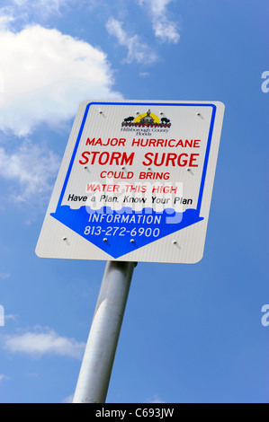 Major Hurricane Sturmflut Warnung, dass Verkehrszeichen in der Nähe von Tampa Florida zeigen wie Hochwasser ansteigen könnte Stockfoto