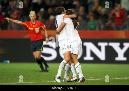 Abby Wambach (l) und Alex Morgan (r) feiern nach Morgans Tor gegen Japan in der 2011-Frauen WM-Finale. Stockfoto