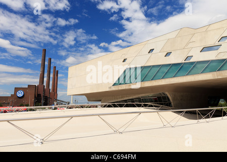 Das Volkswagen-Werk (l) und Zaha Hadid entworfen Phaeno Science Center (r) in Wolfsburg, Deutschland. Stockfoto