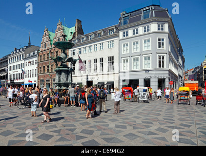 Der Storch-Brunnen auf der Fußgängerzone Strøget in Kopenhagen. Die Geschäfte der Georg Jensen und Royal Copenhagen im Hintergrund Stockfoto