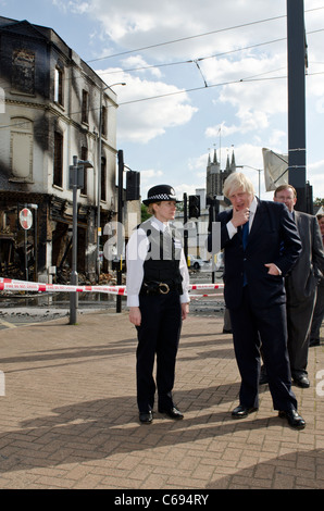 Boris Johnson und Superintendent Oakley Burnt out Reeves Einrichtung speichern Croydon Riots London Uk Stockfoto