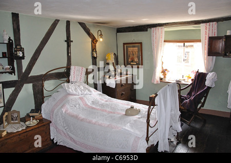 Schlafzimmer in Frau Cumming Hütte, Petworth Cottage Museum, High Street, Petworth, West Sussex, England, Vereinigtes Königreich Stockfoto