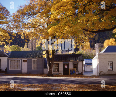 Kolonialen Häuser in Herbstfarben, Arrowtown, Otago Region, Südinsel, Neuseeland Stockfoto