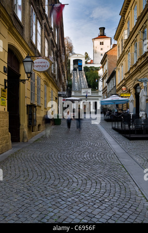 Seilbahn und den Lotrscak-Turm in Zagreb, Kroatien Stockfoto