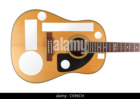 Eine akustische Gitarre auf einem weißen Hintergrund mit leeren Aufklebern auf Hauptteil - Schneidepfade für jeden Aufkleber enthalten Stockfoto