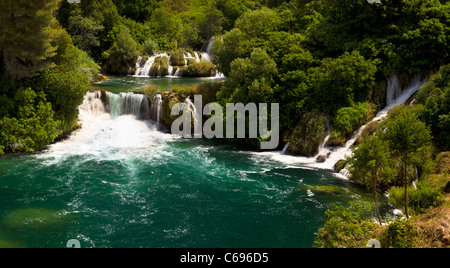 Kaskadierende Wasserfälle Skradinski Buk im Krka-Nationalpark. Kroatien Stockfoto