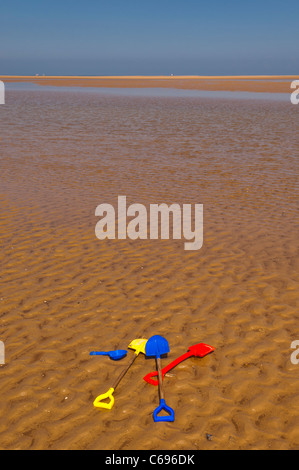 Bunte Kinder-Spaten am Strand von Wells-Next-the-Sea, Norfolk, England, Großbritannien, Uk Stockfoto