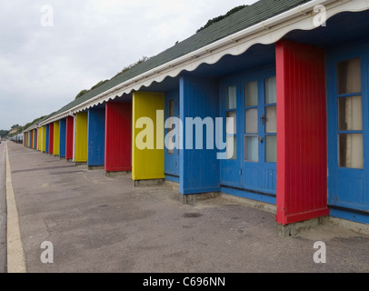 Farbenfrohe Strandhütten in Bournemouth -1 Stockfoto