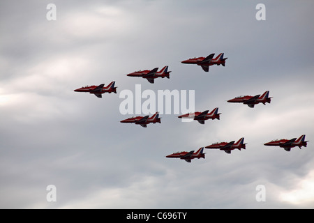 Die berühmten roten Pfeile fliegen mit Air Festival Bournemouth, Dorset Großbritannien am Samstag, den 20. August 2011 vor dem tödlichen Absturz Tötung Flt Lt Jon Egging Stockfoto