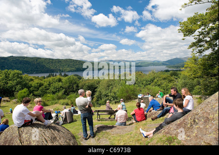 Lake District National Park, Cumbria, England, UK. Tourists at popular viewpoint of Biskey Howe overlooking Windermere. Summer Stockfoto
