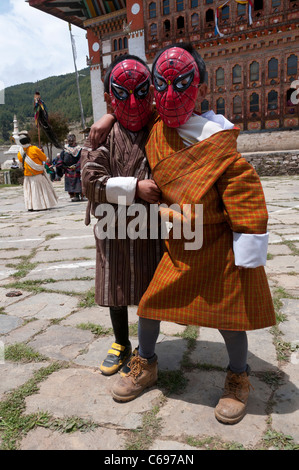 zwei jungen mit Spiderman Maskes während traditionelle Festivals. Ura. Bhutan Stockfoto