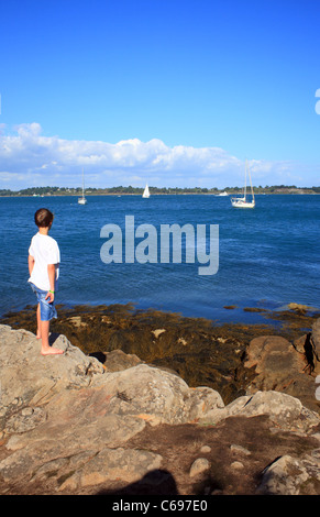 Junge betrachten des Golfe du Morbihan von Ile de Berder, Larmor-Baden, Morbihan, Bretagne, Frankreich Stockfoto