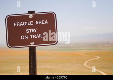 Ein Schild Warnung Besucher bleiben auf Spur zum Schutz der Umwelt Stockfoto