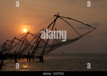 Chinesischen Fischernetze am Sonnenuntergang Fort Cochin Kerala Süd-Indien Stockfoto