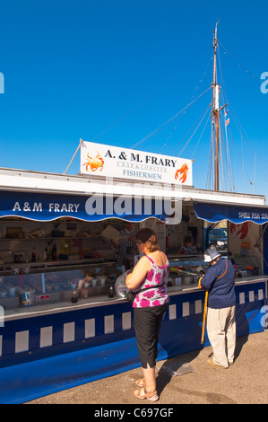 Eine frische Schale Fisch Stall mit Kunden bei Wells-Next-the-Sea, Norfolk, England, Großbritannien, Uk Stockfoto