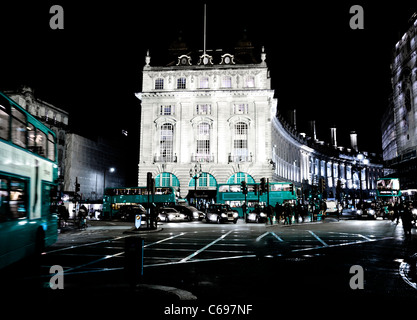 London Night Blue Bus Großbritannien britische klassische Doppeldecker Zeichen touristischen Wahrzeichen Europas Licht Kunst Konzept Blau Stockfoto