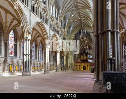 Hauptschiff der Lincoln Kathedrale mit Blick auf die Kreuzung - Lincoln, Lincolnshire, UK, Europa Stockfoto