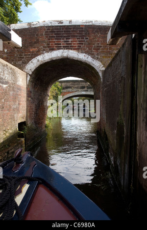 Narrowboat gehen durch einzelne Sperre Stockfoto