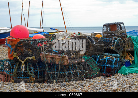 Der Strand von Bier, Devon, England Angelboote/Fischerboote, Krabbe Töpfe und andere Ausrüstung.  Einige Boote bieten Makrele Angeltouren. Stockfoto