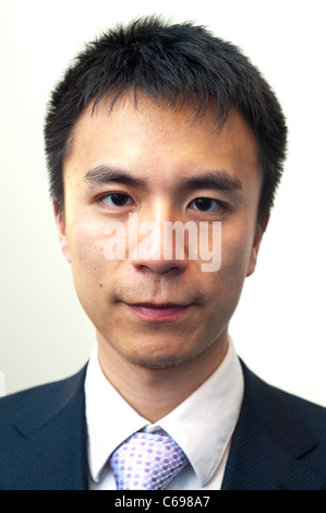 Porträt junger chinesischer Mann, Vorderseite im Anzug Porträts für kleine Unternehmen Stockfoto