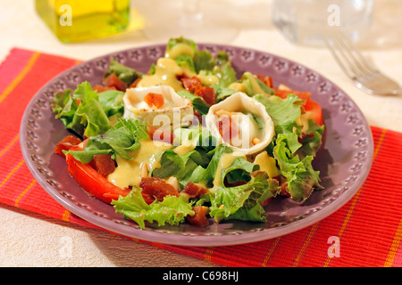 Salat mit Ziegenkäse und Quitte. Rezept zur Verfügung. Stockfoto