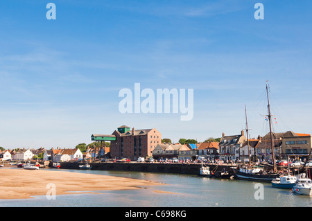 Menschen am Hafen bei Wells-Next-the-Sea, Norfolk, England, Großbritannien, Uk Stockfoto