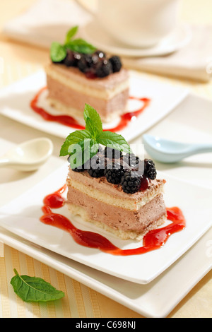 Schokoladen-Tarte mit Brombeeren. Rezept zur Verfügung. Stockfoto