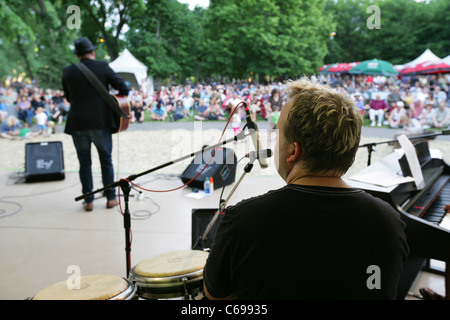 Schlagzeuger und Sänger Gitarre Spieler auf der Bühne als Teil von Saskatoon Jazz Festival Saskatchewan Kanada Stockfoto