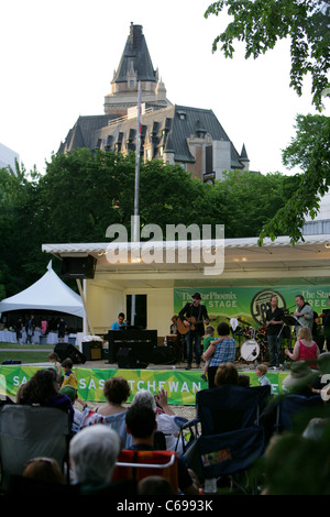 Band auf der Bühne im Rahmen des Jazzfestivals Saskatoon vor das Delta Bessborough Hotel Saskatchewan Kanada Stockfoto