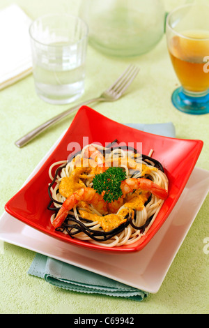 Spaghetti-Nester mit Algen und Sauce. Rezept zur Verfügung. Stockfoto