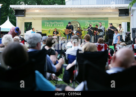 Band und Sänger auf der Bühne als Teil von Saskatoon Jazz Festival Saskatchewan Kanada Stockfoto