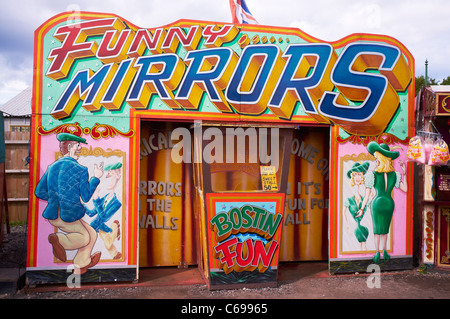 Halle der Spiegel ein Rummelplatz Attraktion Black Country Museum Dudley UK Stockfoto