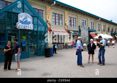 Menschen vor dem Eingang zu den Gabeln Markt Winnipeg Manitoba Kanada Stockfoto