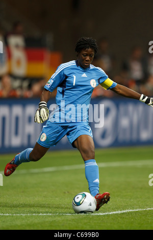 Nigeria-Torwart und Team-Kapitän Precious Dede kickt den Ball während einer FIFA Frauen WM-Spiel gegen Deutschland 30. Juni 2011 Stockfoto