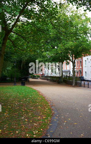 Neu gehen eine Fußgängerzone Verbindung der Stadt mit dem größten Park Leicester UK Stockfoto