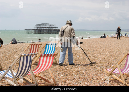 Brighton Sussex Metalldetektor, Mann auf der Suche nach Münzen mit einem Metalldetektor am Strand von brighton Stockfoto