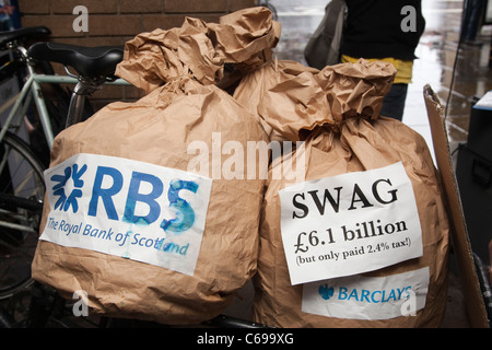 Aktivisten aus UK Uncut und Kampf gegen Rassismus, Imperialismus kämpfen außerhalb der Royal Bank of Scotland Branch im Angel in Islington Stockfoto