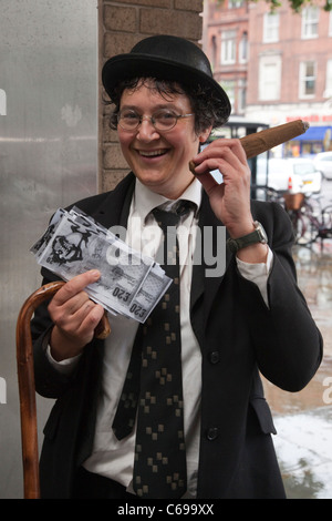 Aktivisten aus UK Uncut und Kampf gegen Rassismus, Imperialismus kämpfen außerhalb der Royal Bank of Scotland Branch im Angel in Islington Stockfoto