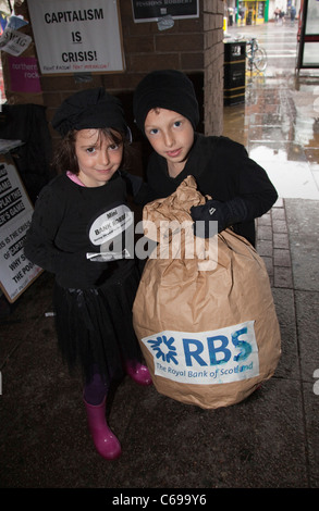 Aktivisten aus UK Uncut und Kampf gegen Rassismus, Imperialismus kämpfen außerhalb der Royal Bank of Scotland Branch im Angel in Islington Stockfoto